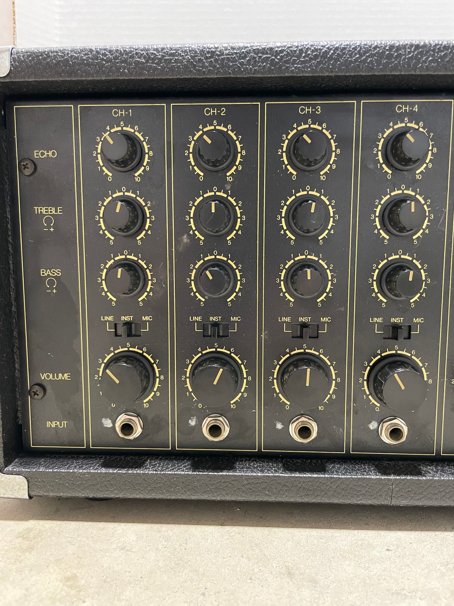 Yamaha EM-85 4 channel mixer with Aux and Phono channel + built in Bucket Brigade Delay