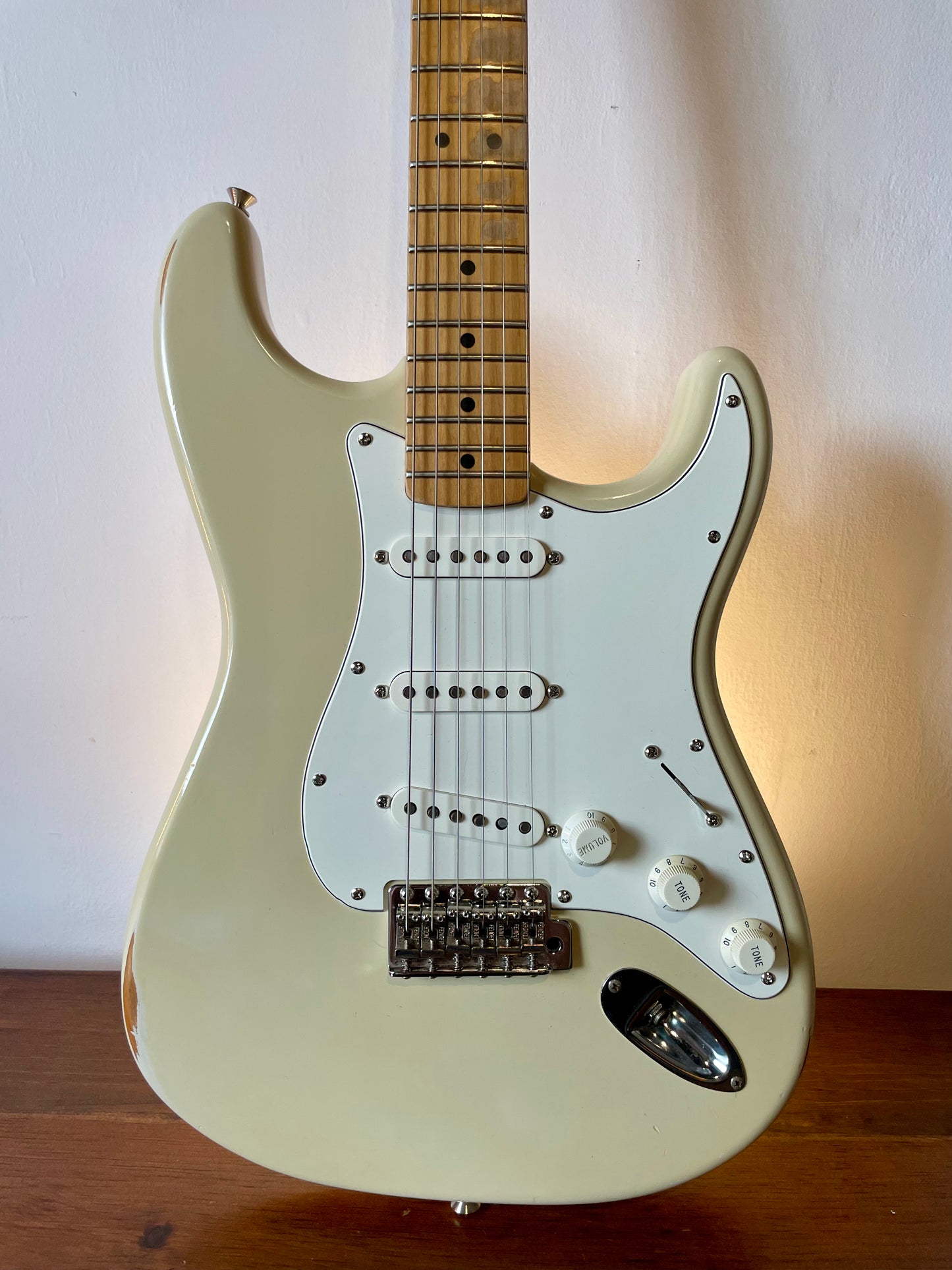 Fender California Stratocaster with Maple Fretboard 1997 - Vintage White