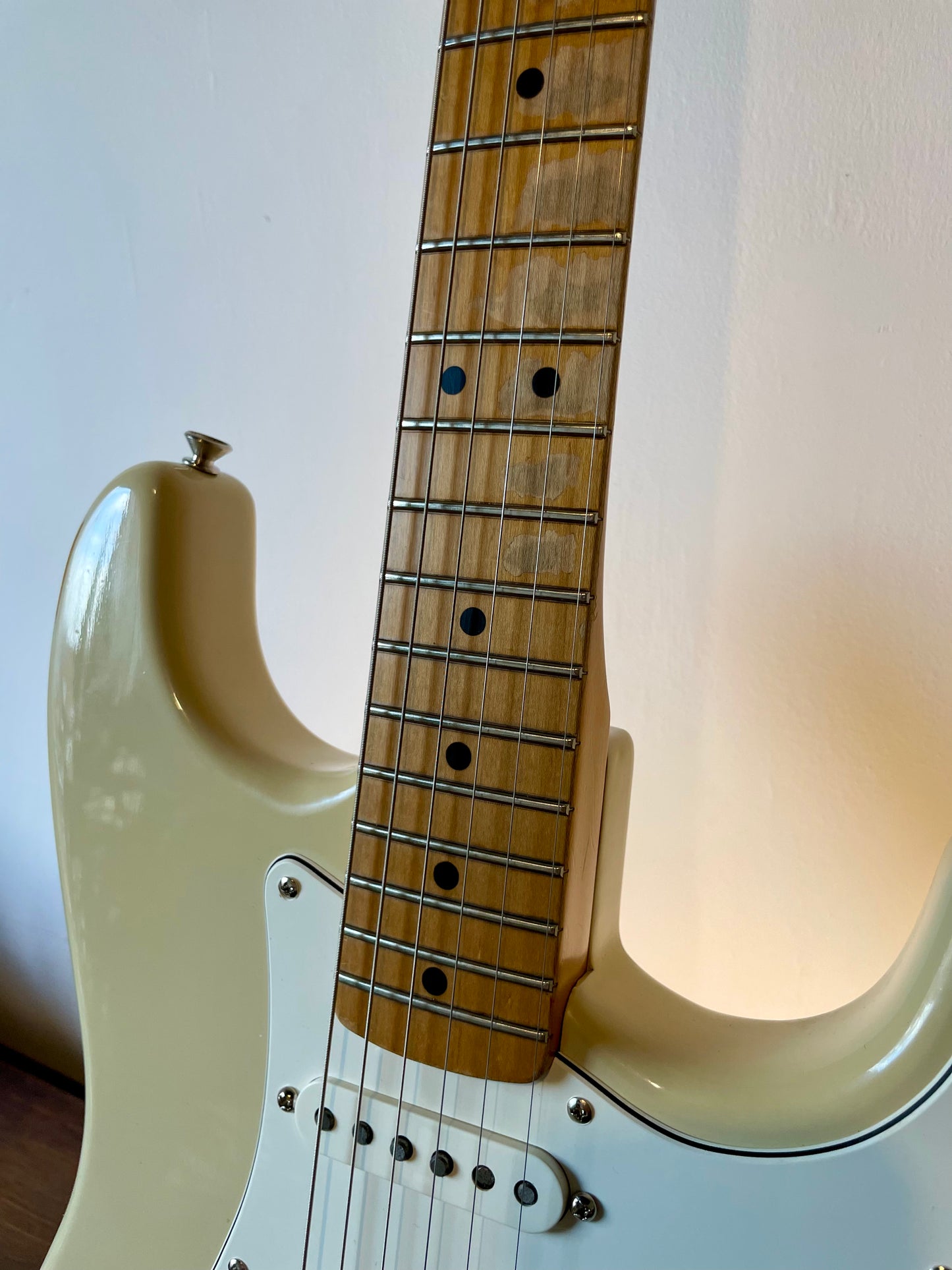 Fender California Stratocaster with Maple Fretboard 1997 - Vintage White