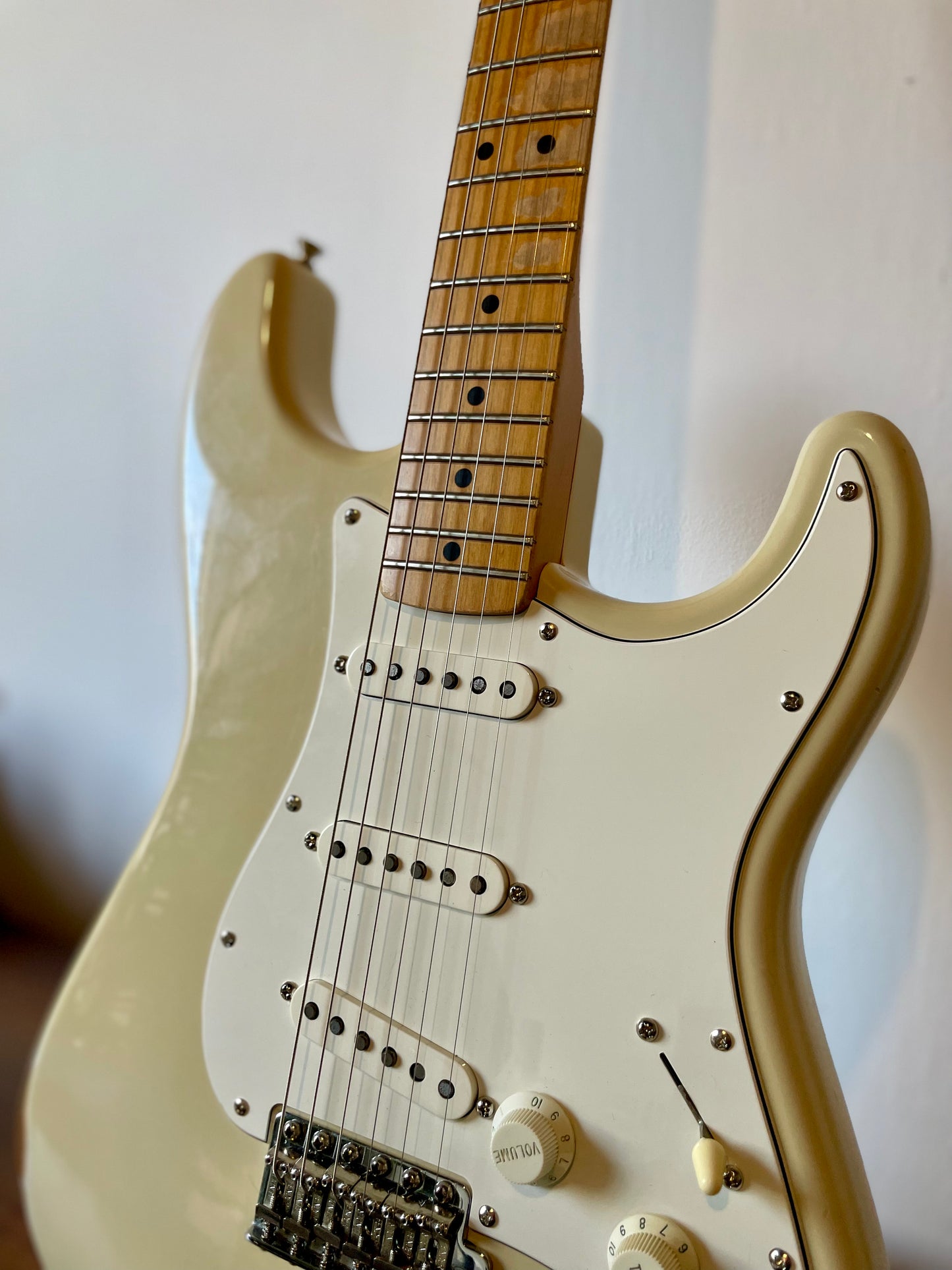 Fender California Stratocaster with Maple Fretboard 1997 - Vintage White