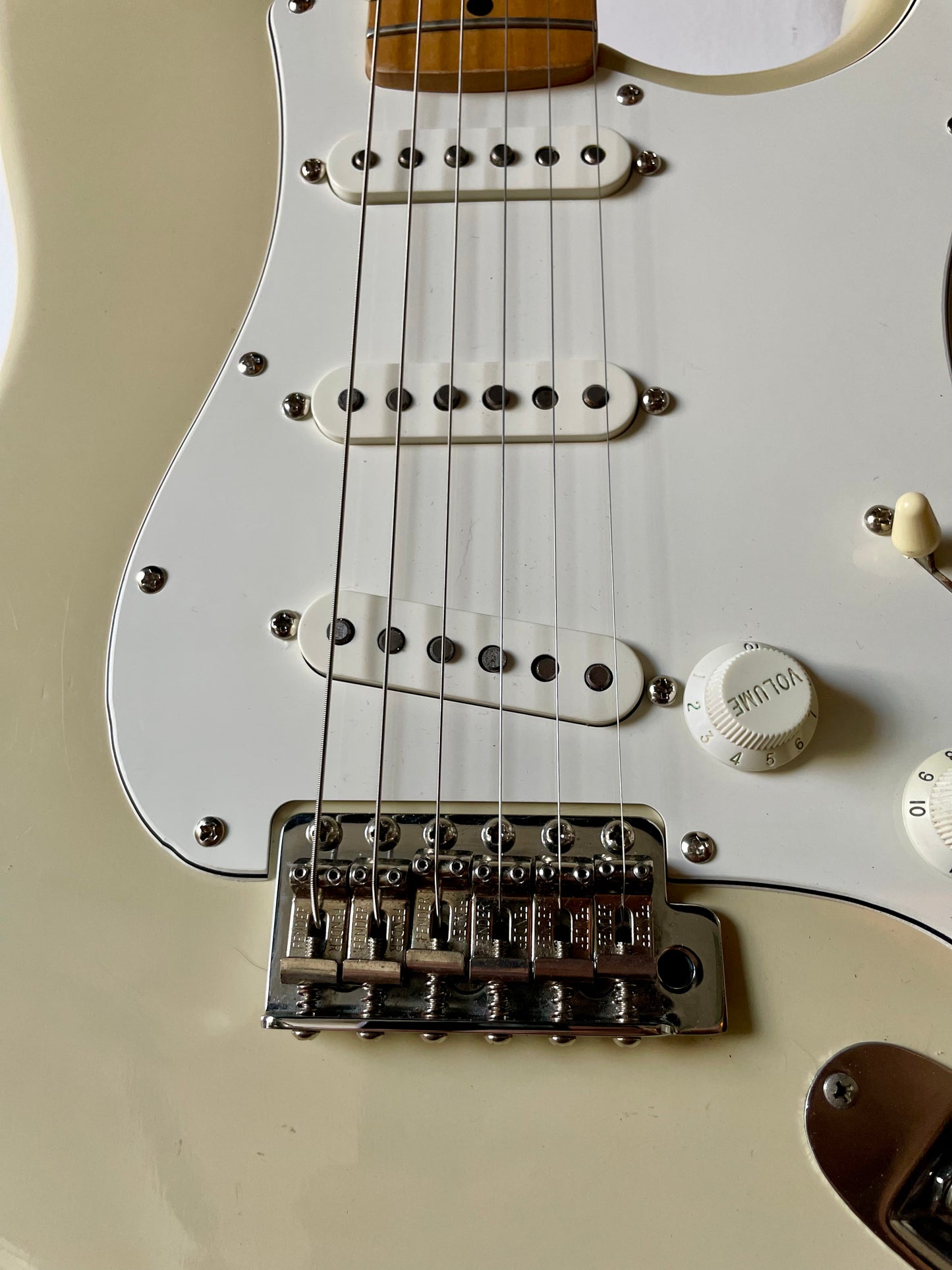 Fender California Stratocaster with Maple Fretboard 1997 - Vintage White