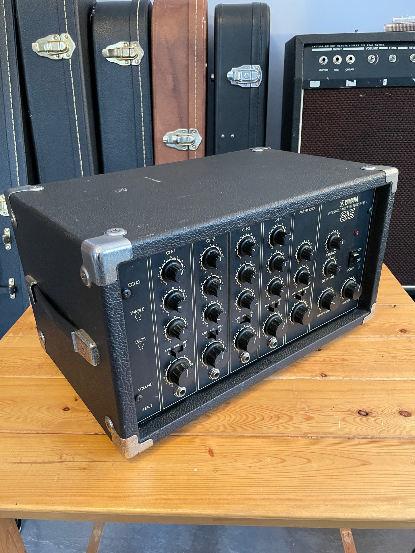 Yamaha EM-85 4 channel mixer with Aux and Phono channel + built in Bucket Brigade Delay