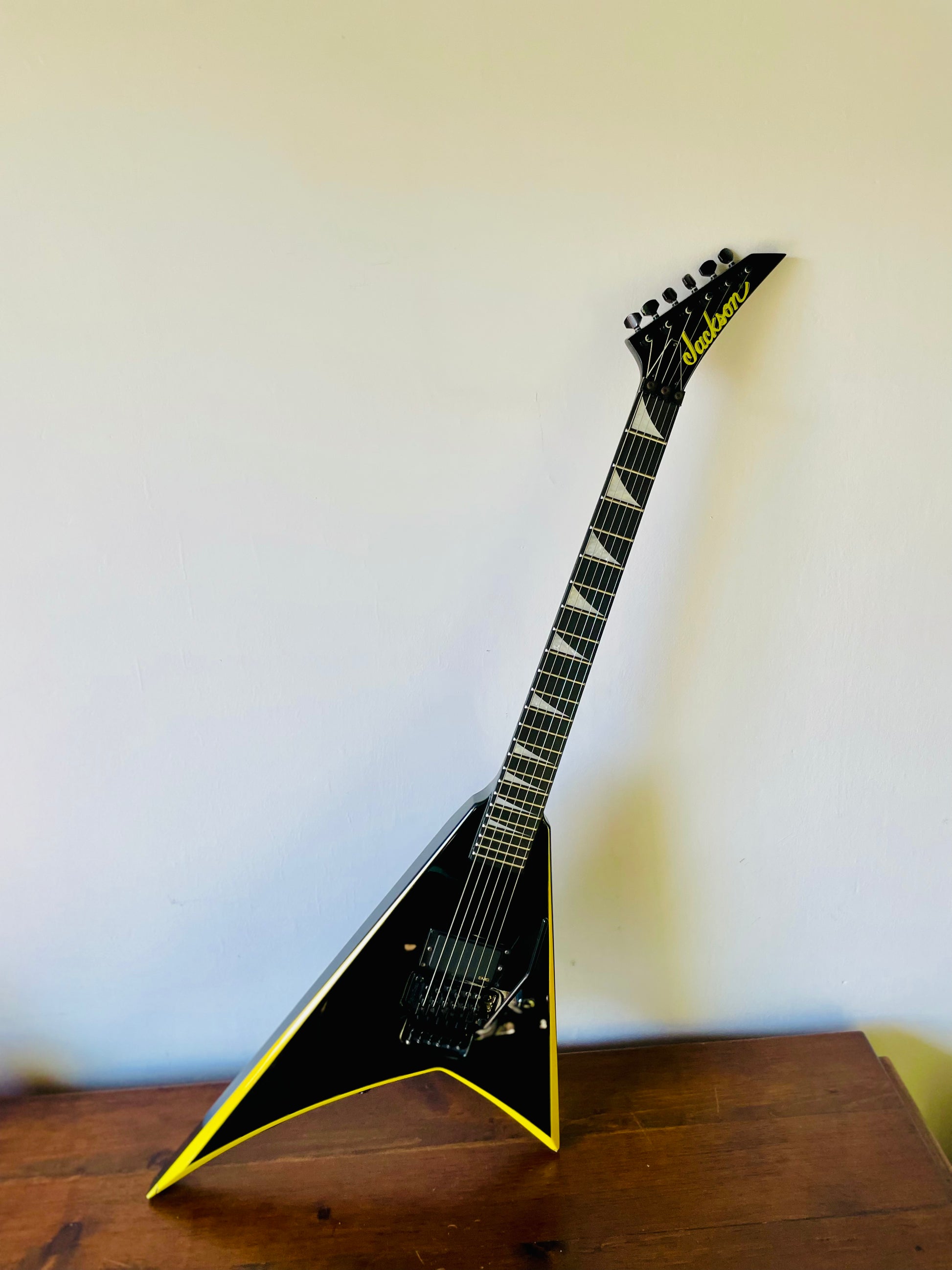 Jackson Pro Series RR24 Rhoads 2008 - Black with Yellow Bevels Jackson Pro Series RR24 Rhoads 2008 - Black with Yellow Bevels