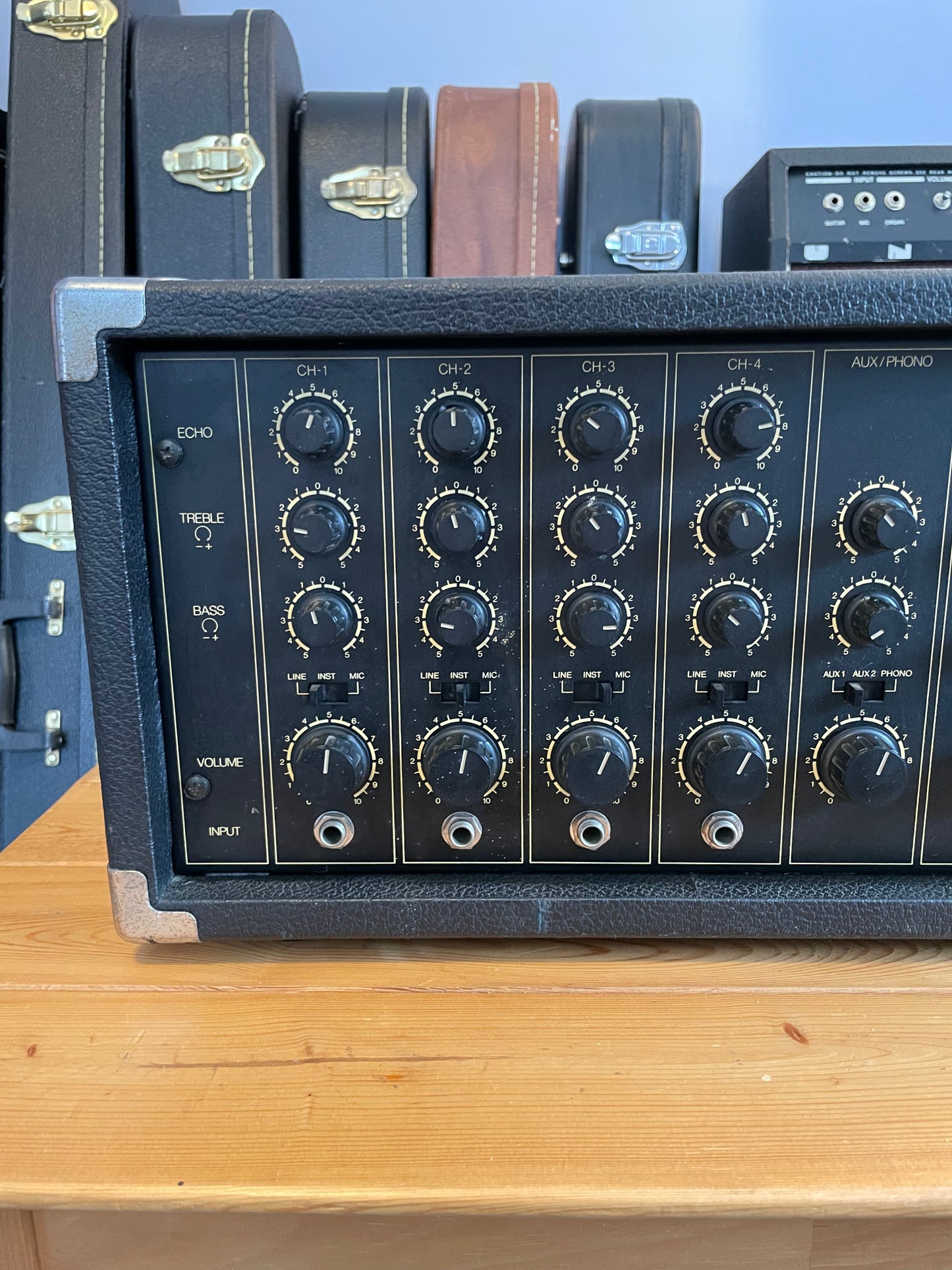 Yamaha EM-85 4 channel mixer with Aux and Phono channel + built in Bucket Brigade Delay