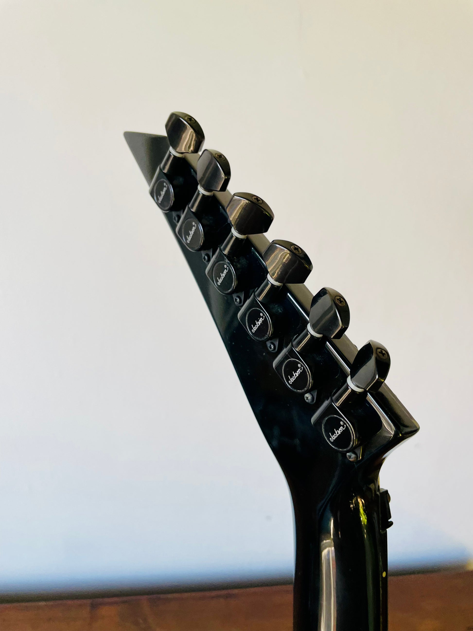Jackson Pro Series RR24 Rhoads 2008 - Black with Yellow Bevels Jackson Pro Series RR24 Rhoads 2008 - Black with Yellow Bevels