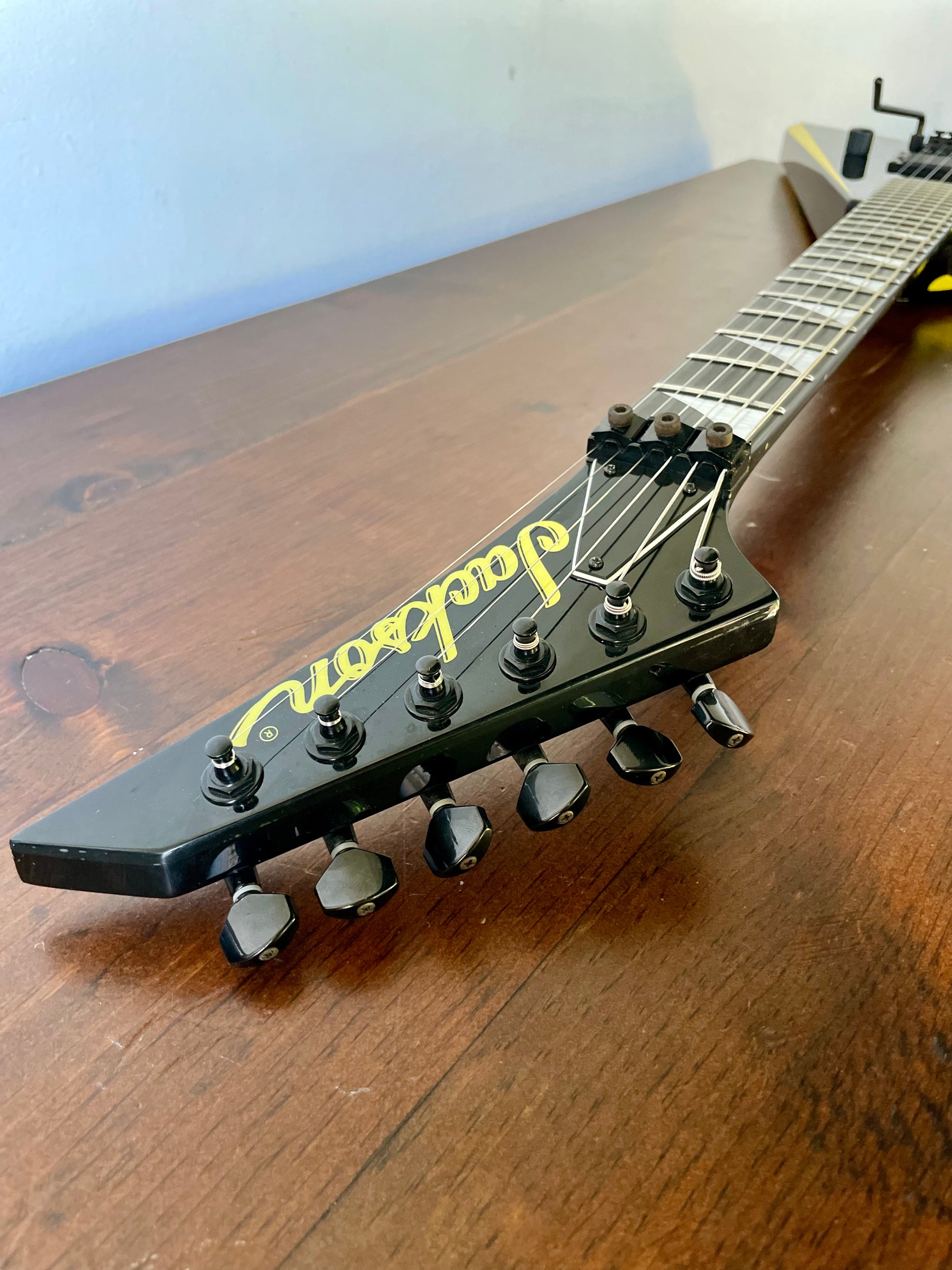 Jackson Pro Series RR24 Rhoads 2008 - Black with Yellow Bevels Jackson Pro Series RR24 Rhoads 2008 - Black with Yellow Bevels