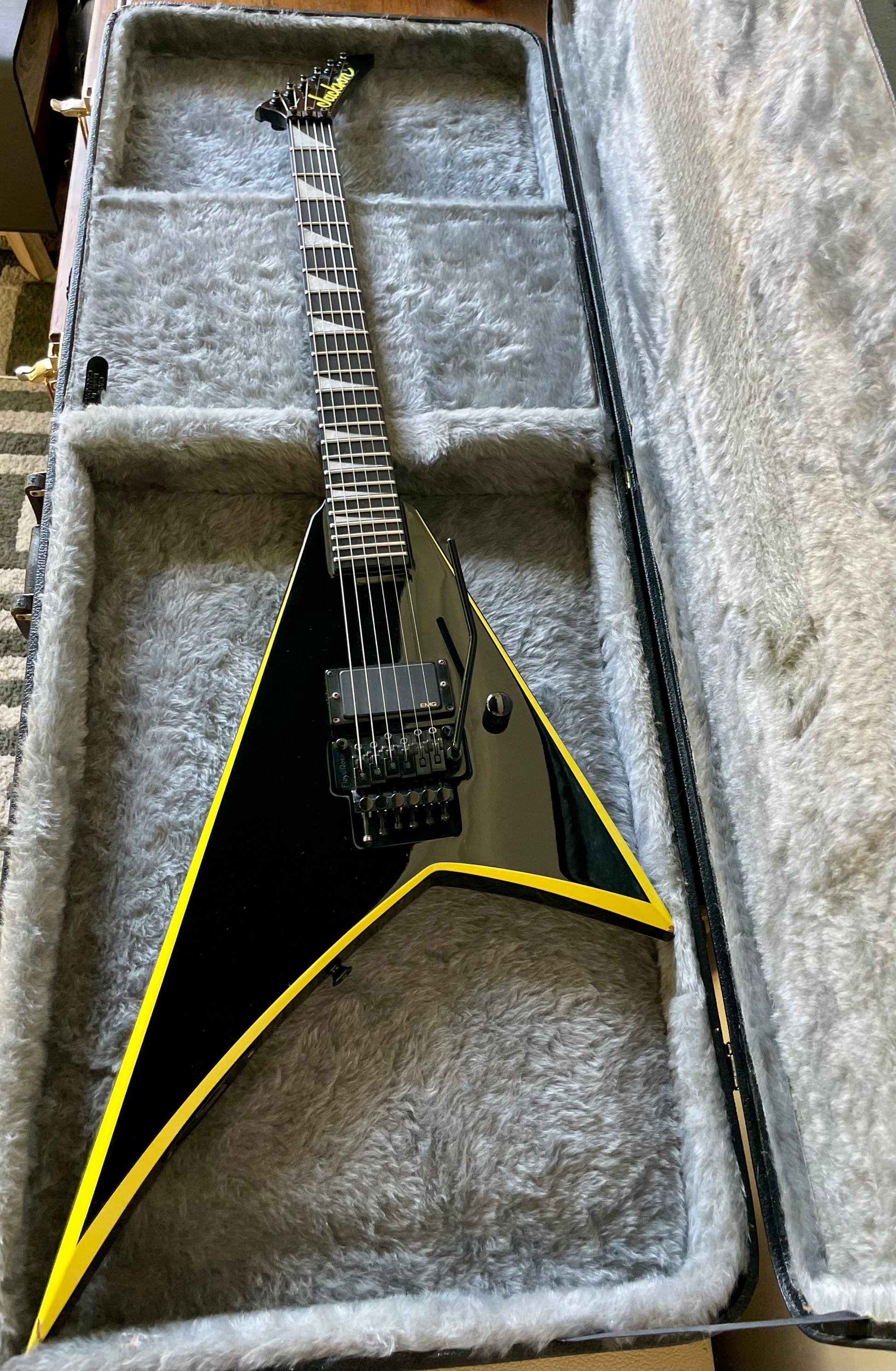 Jackson Pro Series RR24 Rhoads 2008 - Black with Yellow Bevels Jackson Pro Series RR24 Rhoads 2008 - Black with Yellow Bevels