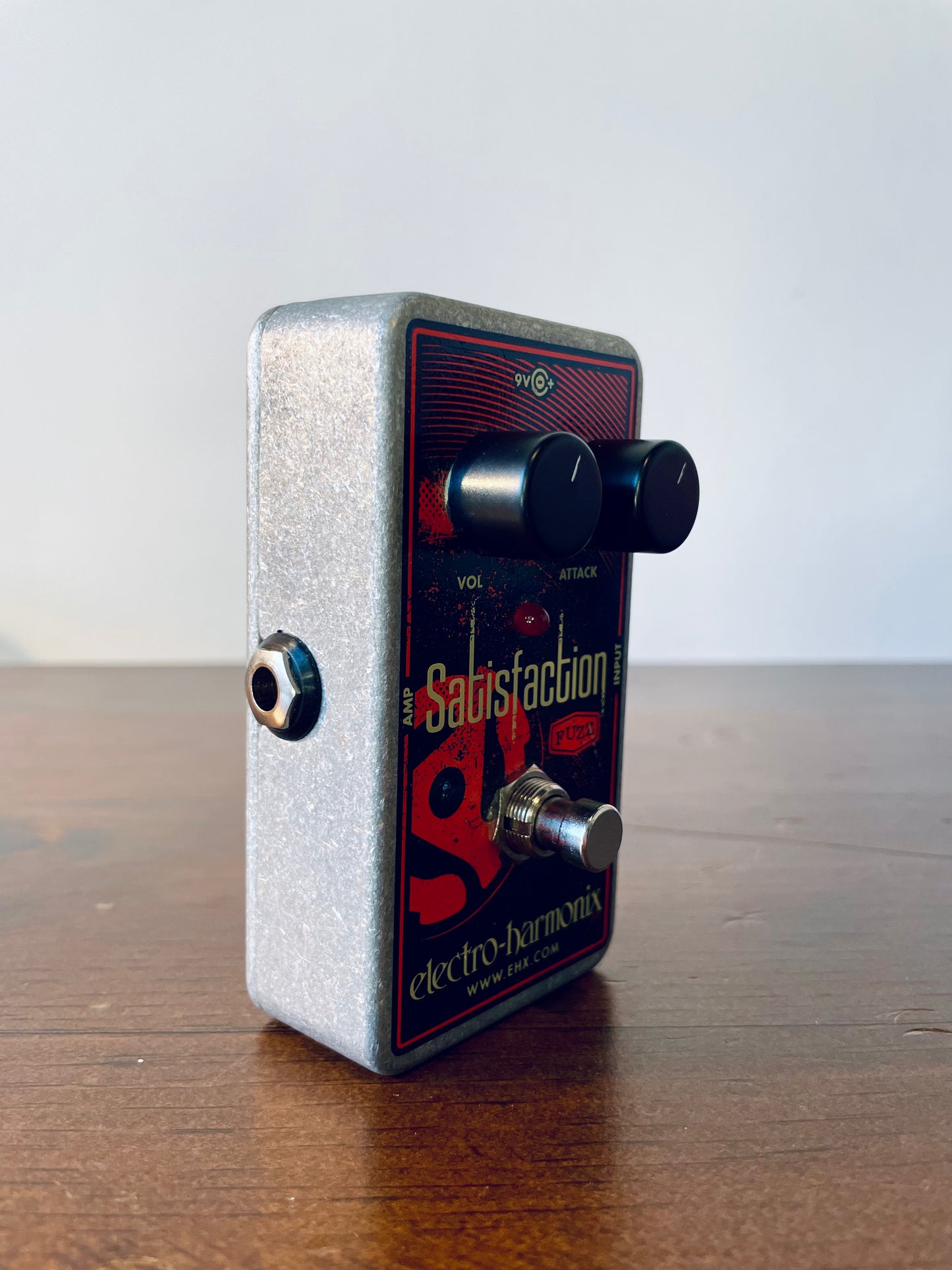 Electro-Harmonix Satisfaction Fuzz with box