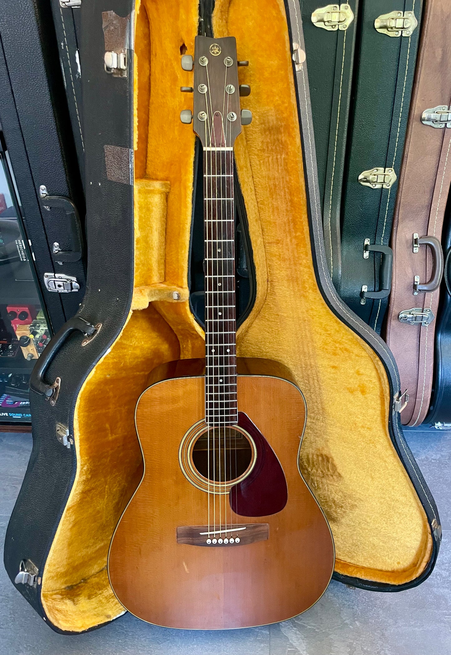 Yamaha FG-160 Tan Label Nippon Gakki - Made in Japan, with hard case.