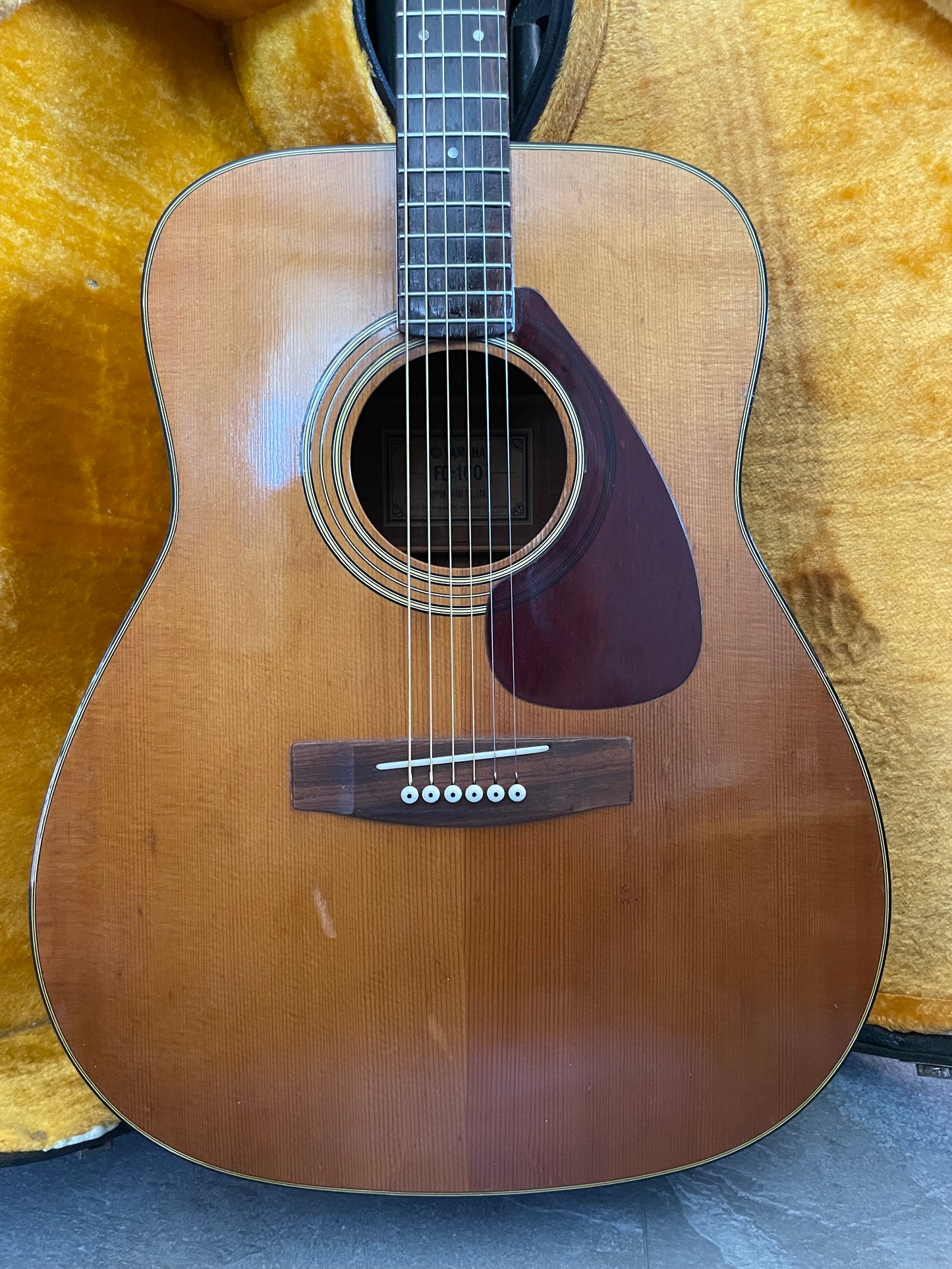 Yamaha FG-160 Tan Label Nippon Gakki - Made in Japan, with hard case.