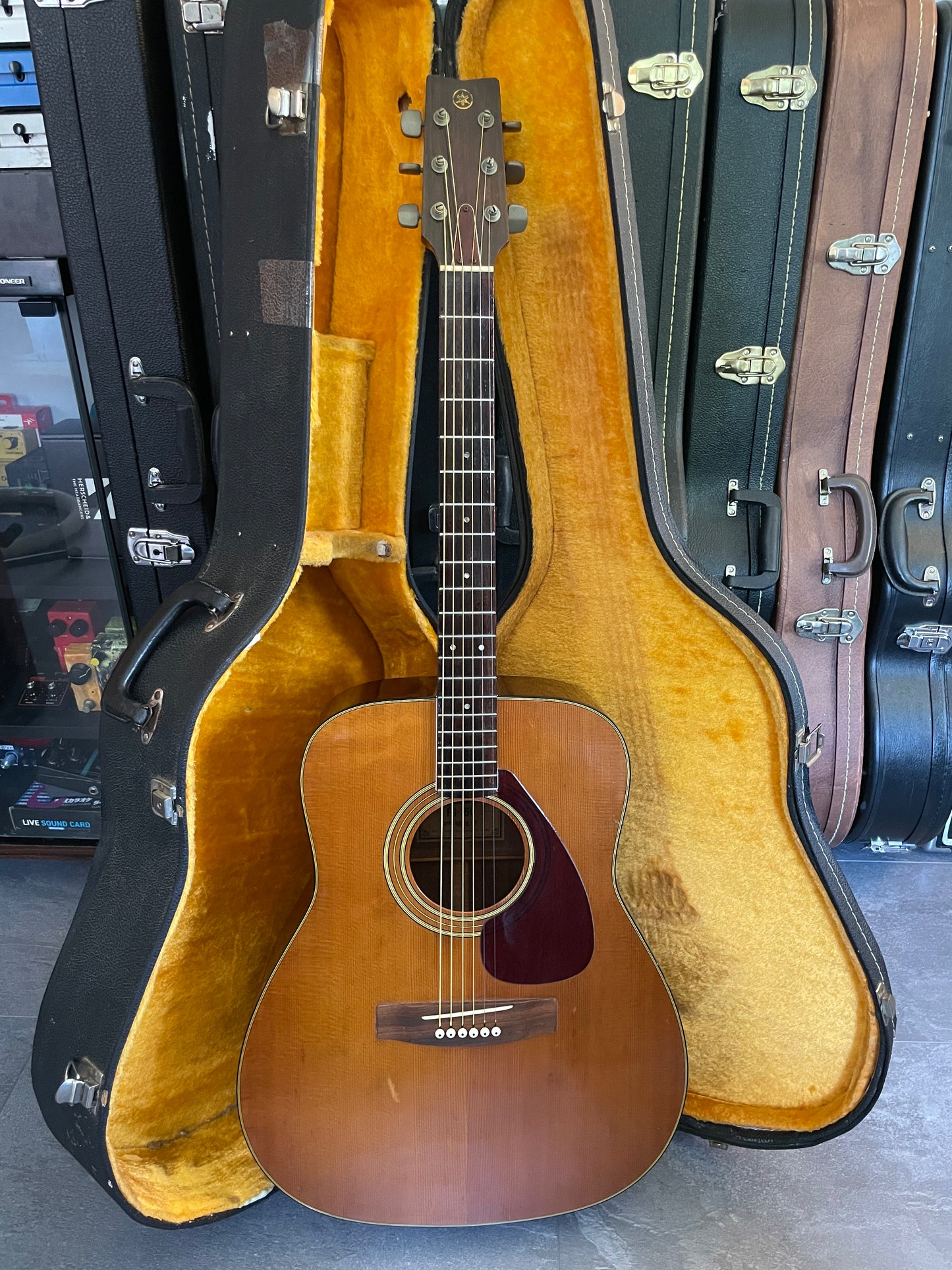 Yamaha FG-160 Tan Label Nippon Gakki - Made in Japan, with hard case.