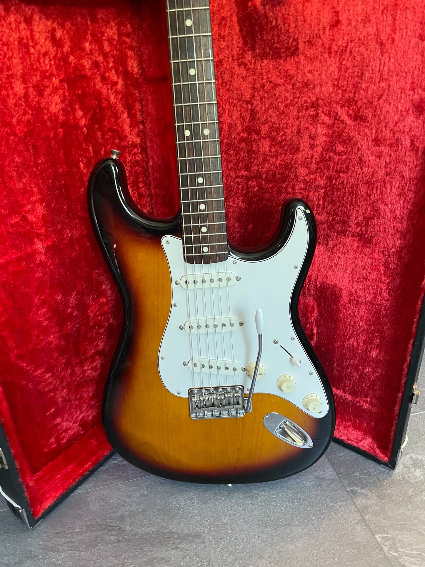 FREE SHIPPING - Fender Stratocaster ST-45 Made in Japan 2004 - Sunburst