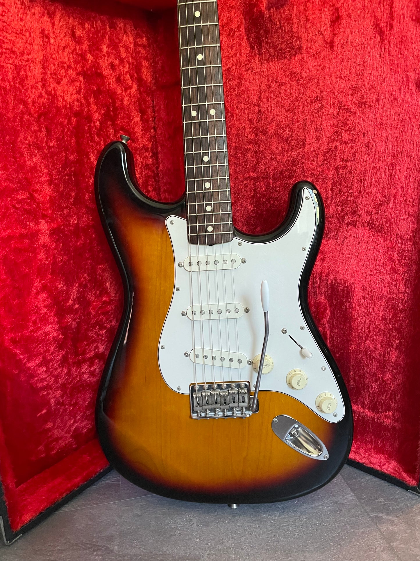 FREE SHIPPING - Fender Stratocaster ST-45 Made in Japan 2004 - Sunburst