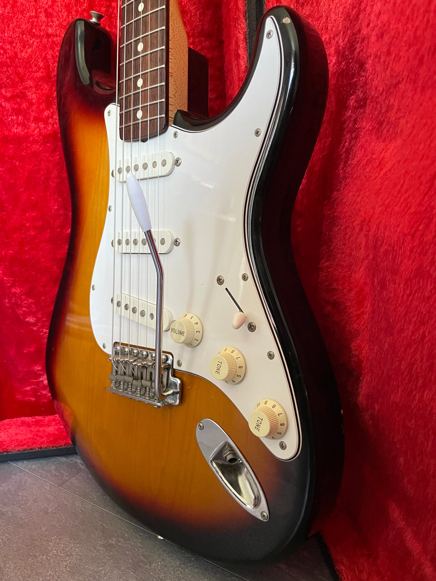 FREE SHIPPING - Fender Stratocaster ST-45 Made in Japan 2004 - Sunburst